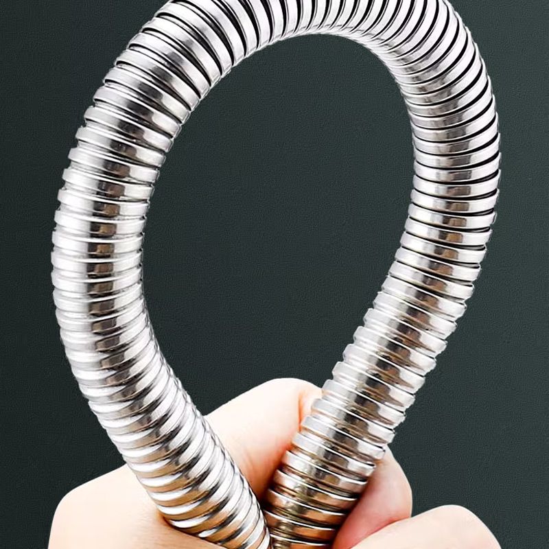 Flexible de douche de 2 m déployé le long d'une colonne