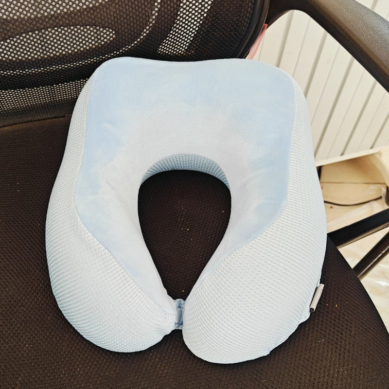 Coussin de nuque massant bleu clair porté autour du cou