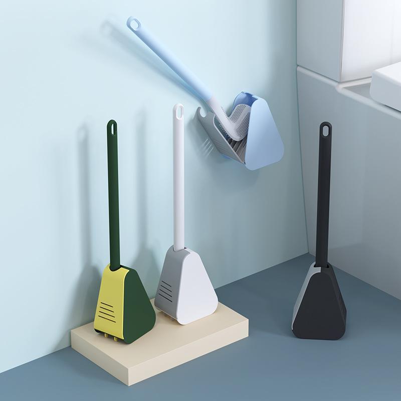 Brosse WC à long manche déclinée en quatre coloris