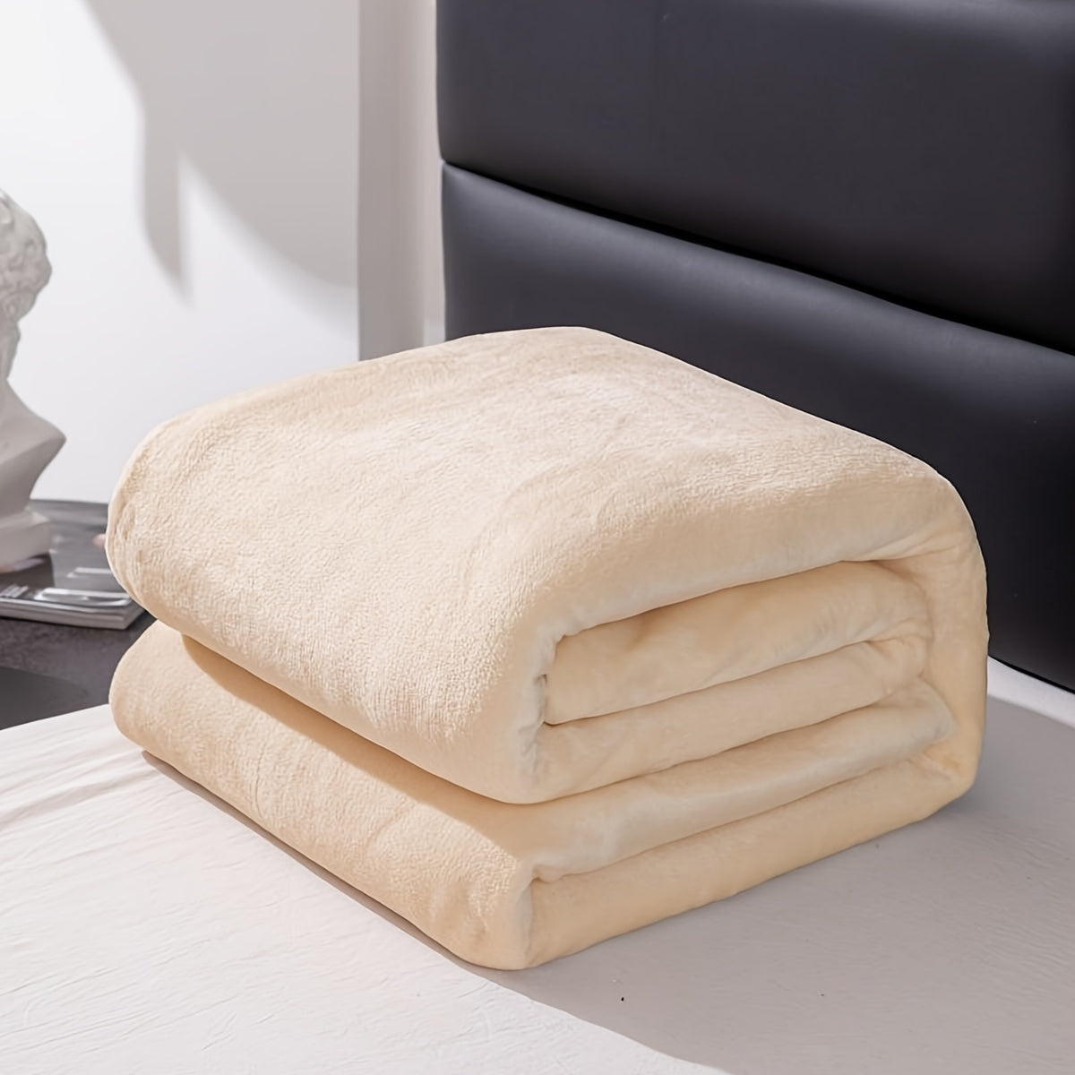 Couverture en flanelle posée sur un fauteuil de bureau