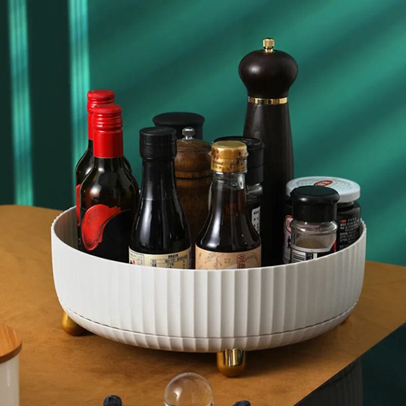 Plateau tournant blanc installé dans un placard de cuisine entre des bocaux