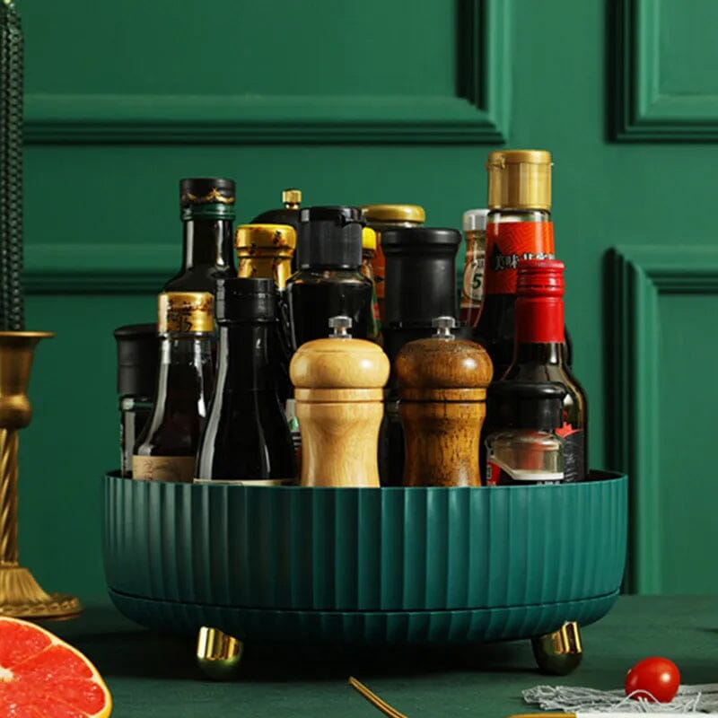 Plateau tournant orange garni de condiments sur une table de cuisine