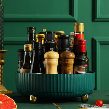 Plateau tournant orange garni de condiments sur une table de cuisine