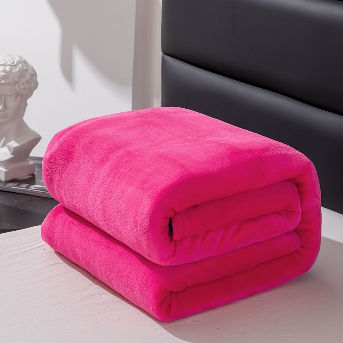 Petit format de la couverture posé sur une banquette
