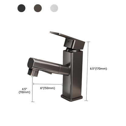 Mitigeur de lavabo noir à bec carré installé sur une vasque