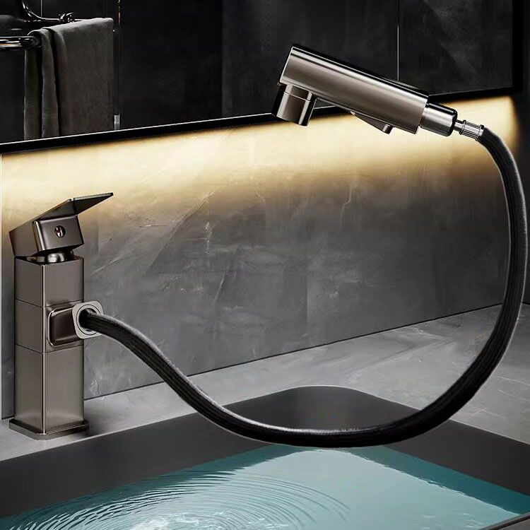 Les deux hauteurs du robinet de lavabo gris à bec carré pivotant, côte à côte