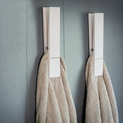 Porte-serviettes en bois fixé au mur d'une salle de bains