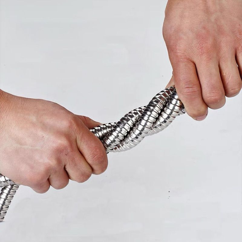 Flexible de douche relié à un pommeau dans une cabine