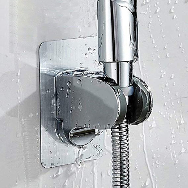 Support de douchette adhésif fixé au mur d'une salle de bains