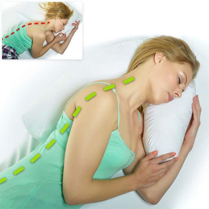 Oreiller ergonomique posé sur un lit, housse en coton blanc