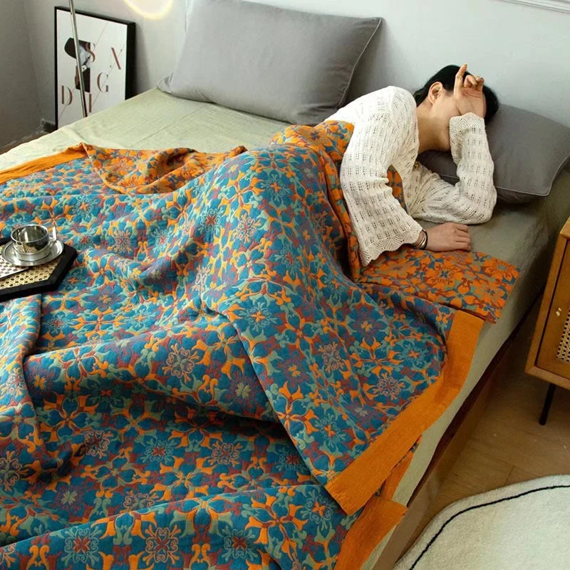 Couvre-lit matelassé en coton à motif bleu posé sur un lit