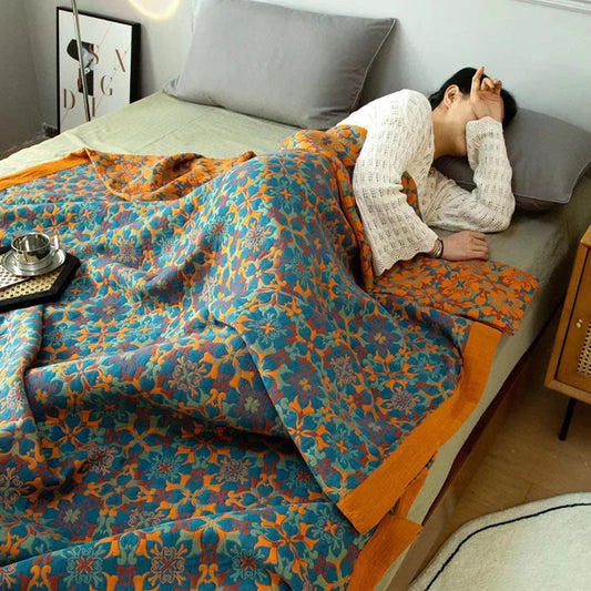 Couvre-lit matelassé en coton à motif bleu posé sur un lit