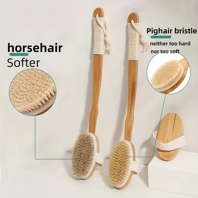 Brosse de bain posée à plat, manche en bambou et tête arrondie