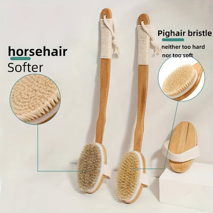 Brosse de bain posée à plat, manche en bambou et tête arrondie