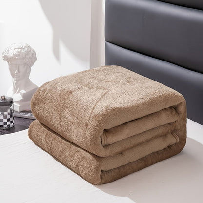 Couverture en flanelle étalée sur l'herbe pour un pique-nique