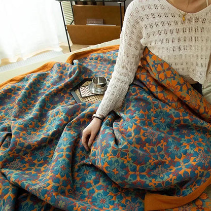 Couvre-lit matelassé à motif bleu dans une chambre claire