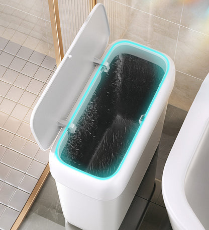 Poubelle étroite posée entre le lavabo et le mur d'une salle de bains