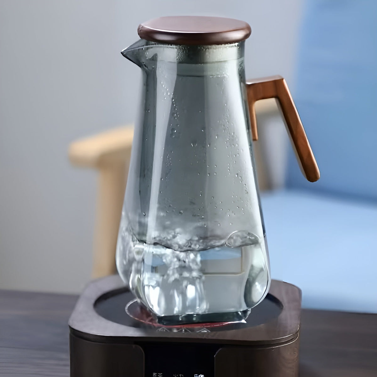 Anse de la carafe en verre, prise en main pour le service