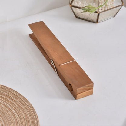 Porte-serviettes en bois en forme de pince à linge tenant une serviette de toilette