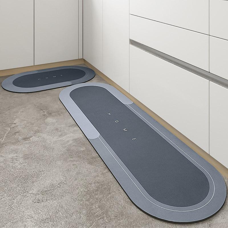 Tapis de bain absorbant nettoyé à l'aide d'une brosse