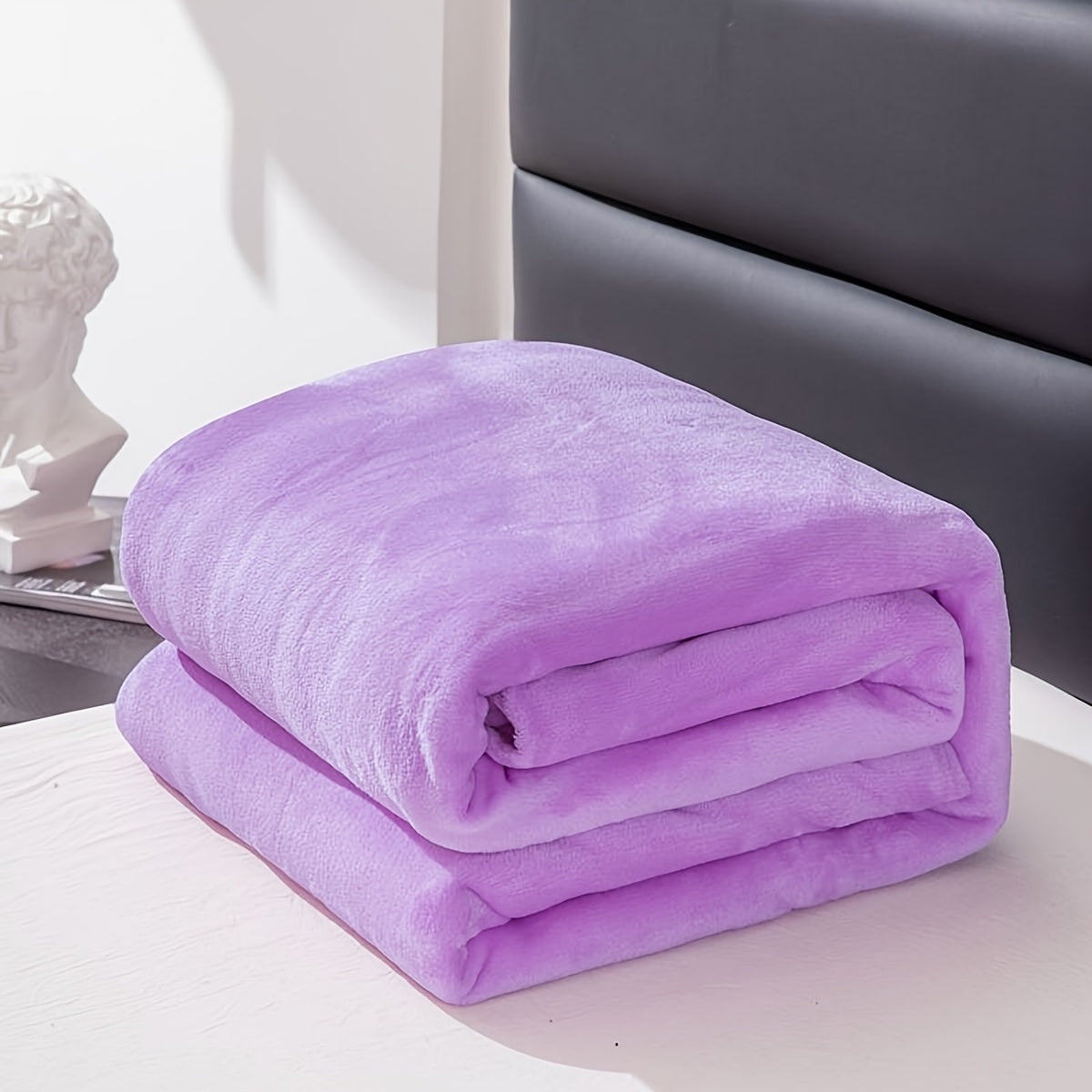Couverture en flanelle sur un lit avec coussins