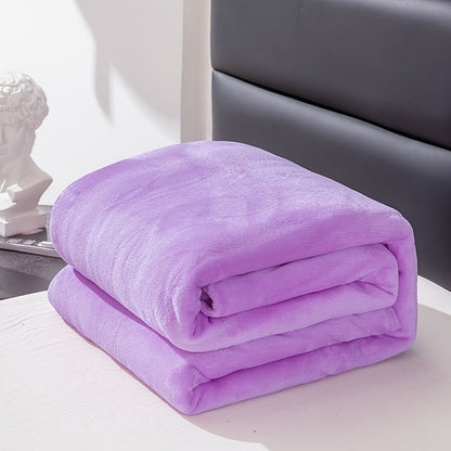 Couverture en flanelle sur un lit avec coussins