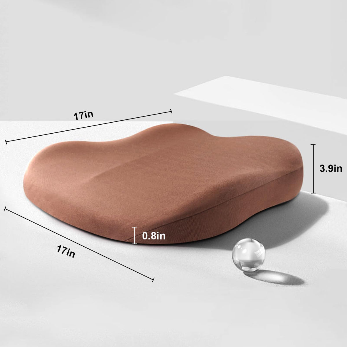 Coussin de siège rehausseur posé sur une chaise de salle à manger