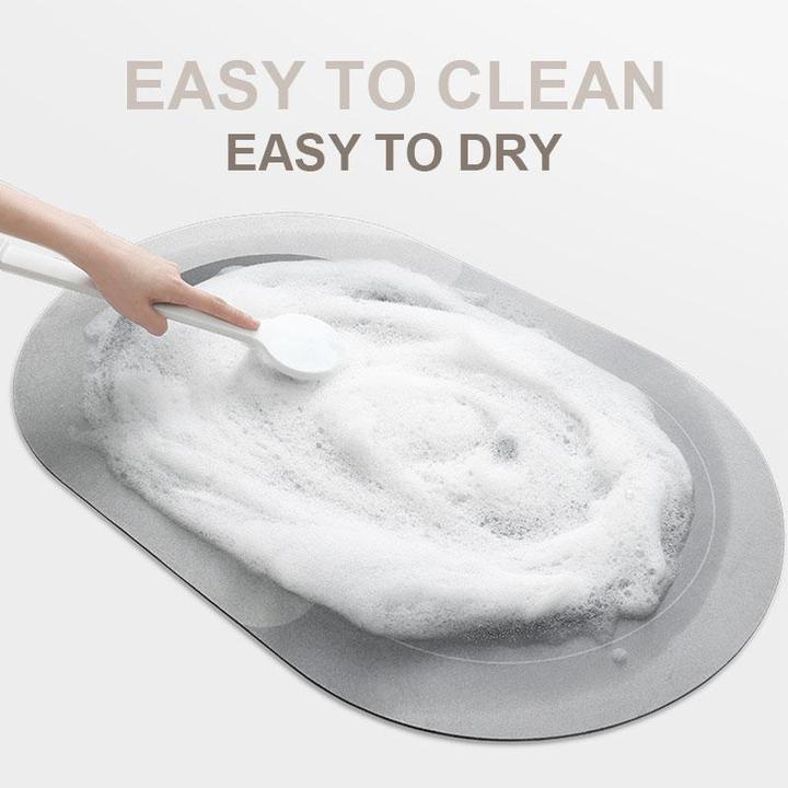 Tapis absorbant placé au pied d'un lavabo
