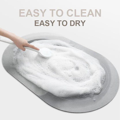 Tapis absorbant placé au pied d'un lavabo