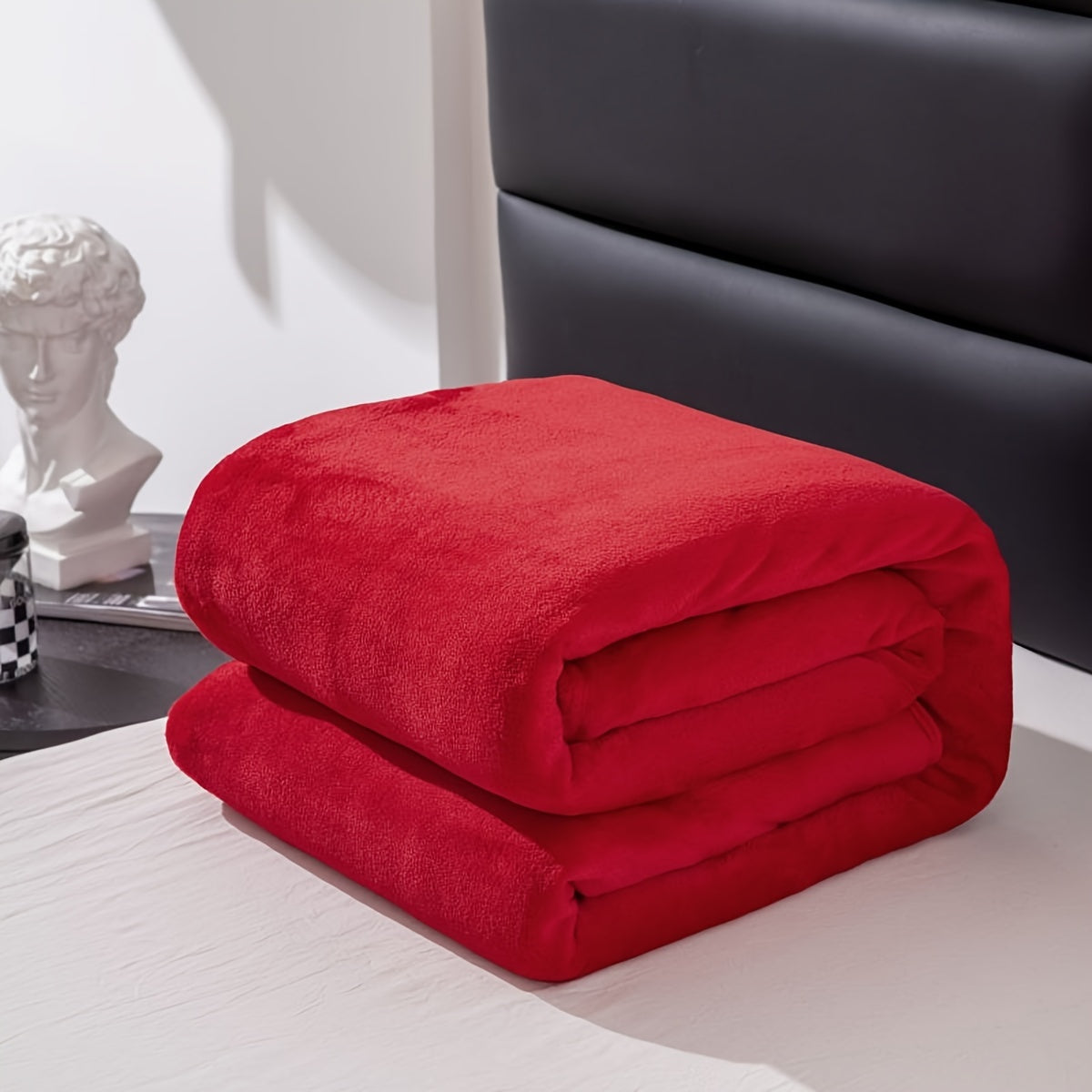 Couverture en flanelle dépliée sur un canapé de salon