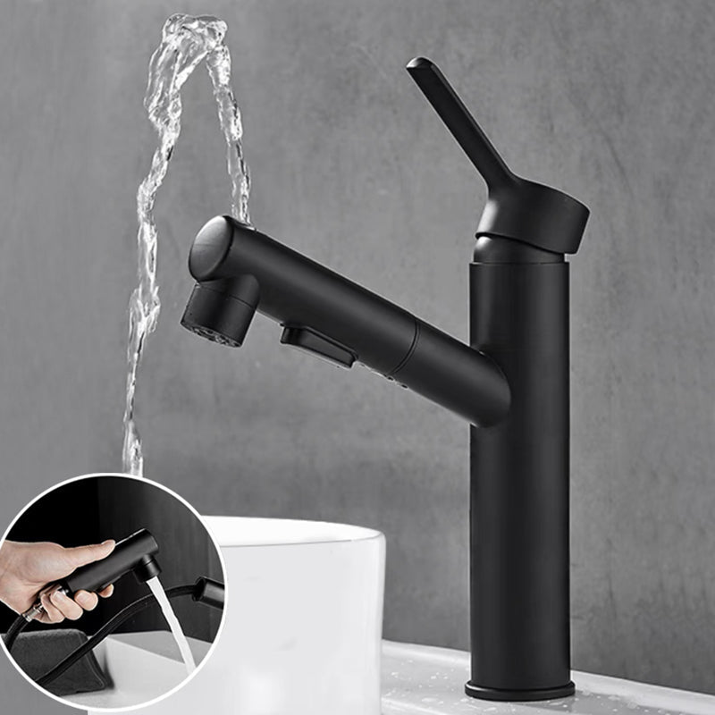 Robinet de lavabo blanc à bec carré pivotant en cours d'utilisation au-dessus d'une vasque