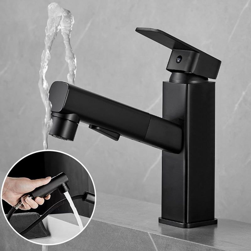Levier unique du robinet de lavabo blanc à bec carré pivotant, vu de près