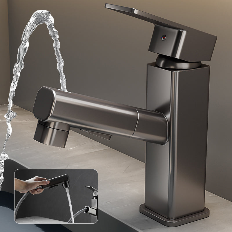 Mitigeur de lavabo blanc à bec carré installé sur une vasque