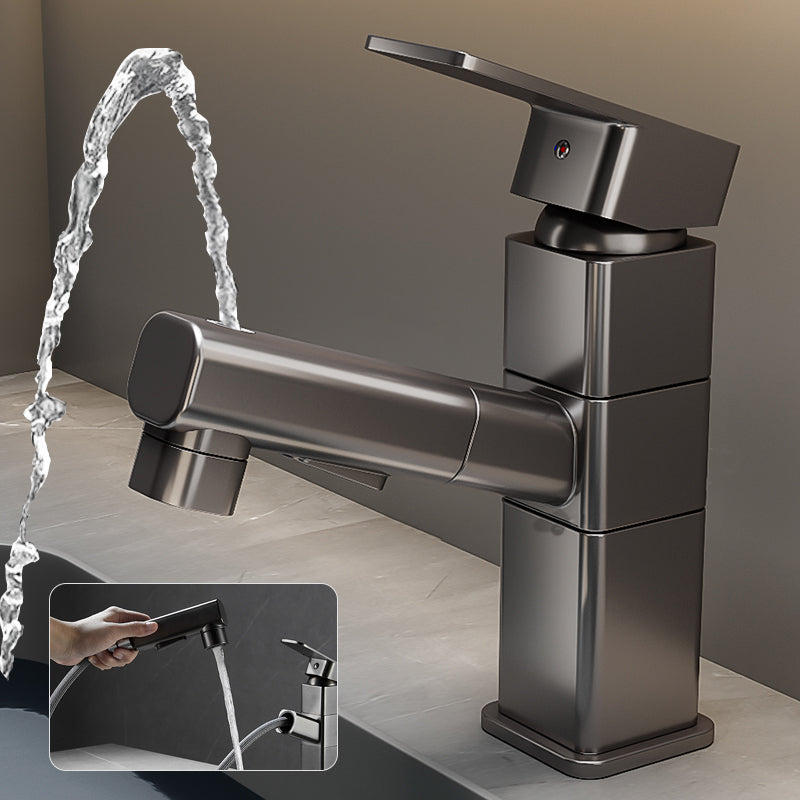 Bec rond pivotant du robinet de lavabo blanc, détail de la finition