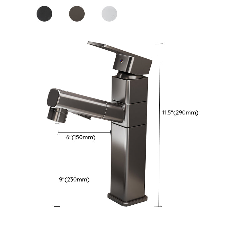 Mitigeur de lavabo gris à bec carré installé sur une vasque