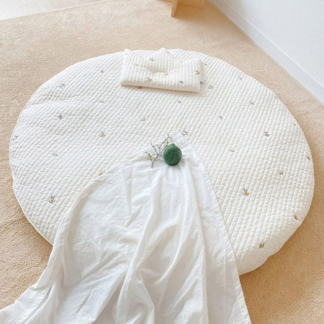 Tapis de jeu rond en coton et ses motifs brodés
