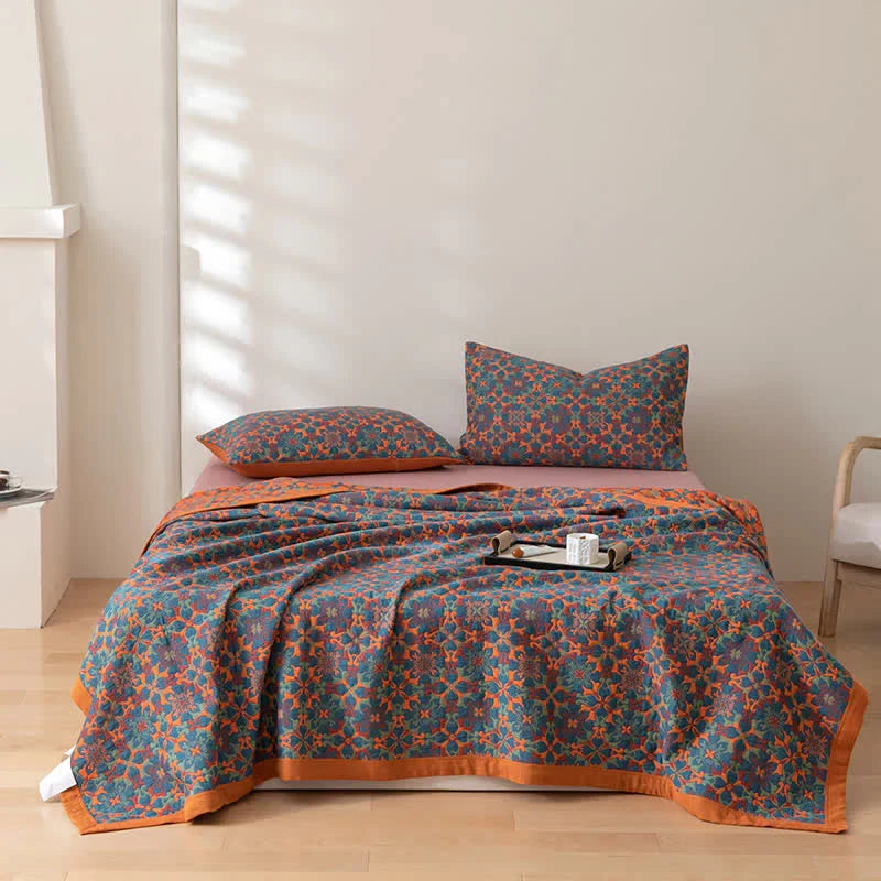 Couvre-lit matelassé plié au pied du lit dans une chambre