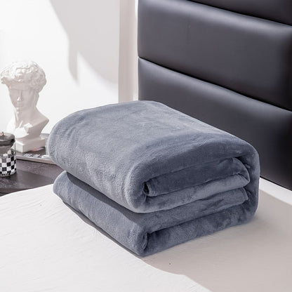 Couverture en flanelle dépliée sur un tapis clair