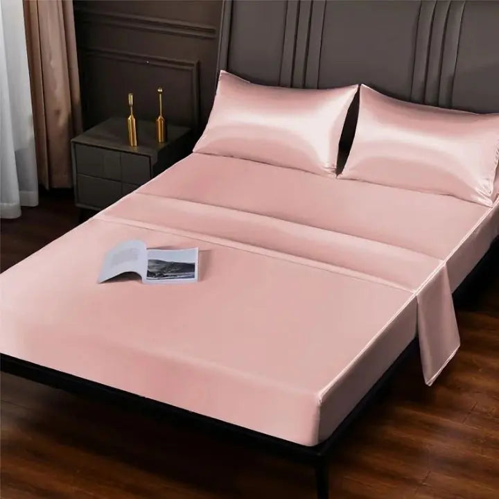 Parure de lit en soie de glace coloris rose pâle sur un lit double