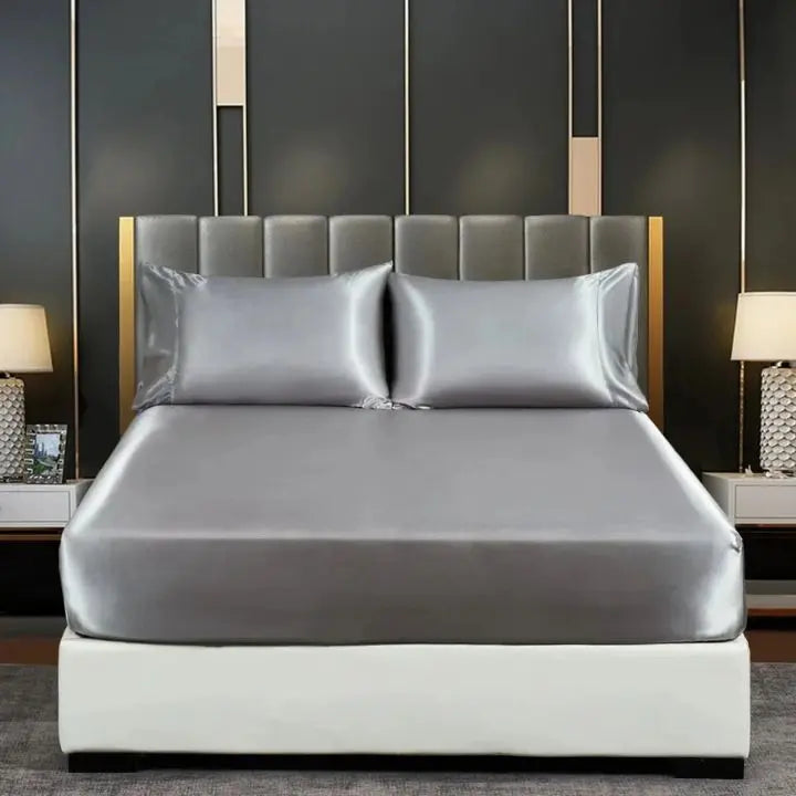 Parure de lit en soie de glace coloris gris clair sur un lit
