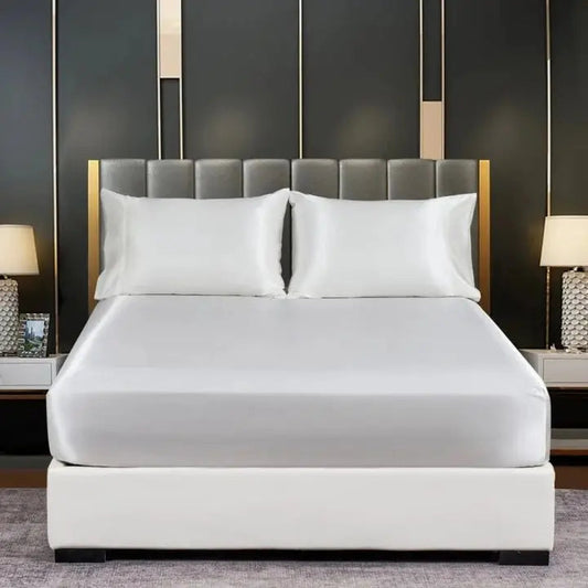 Parure de lit en soie de glace coloris blanc, drap-housse et taies d'oreiller sur un lit fait