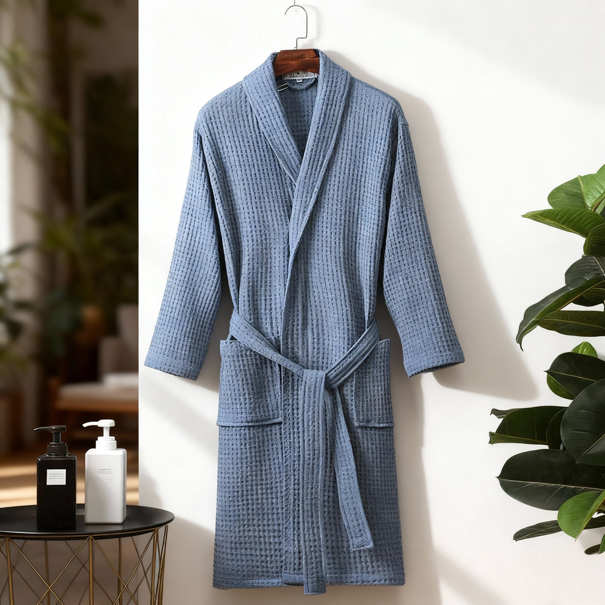 Peignoir de bain en coton bleu vu de face