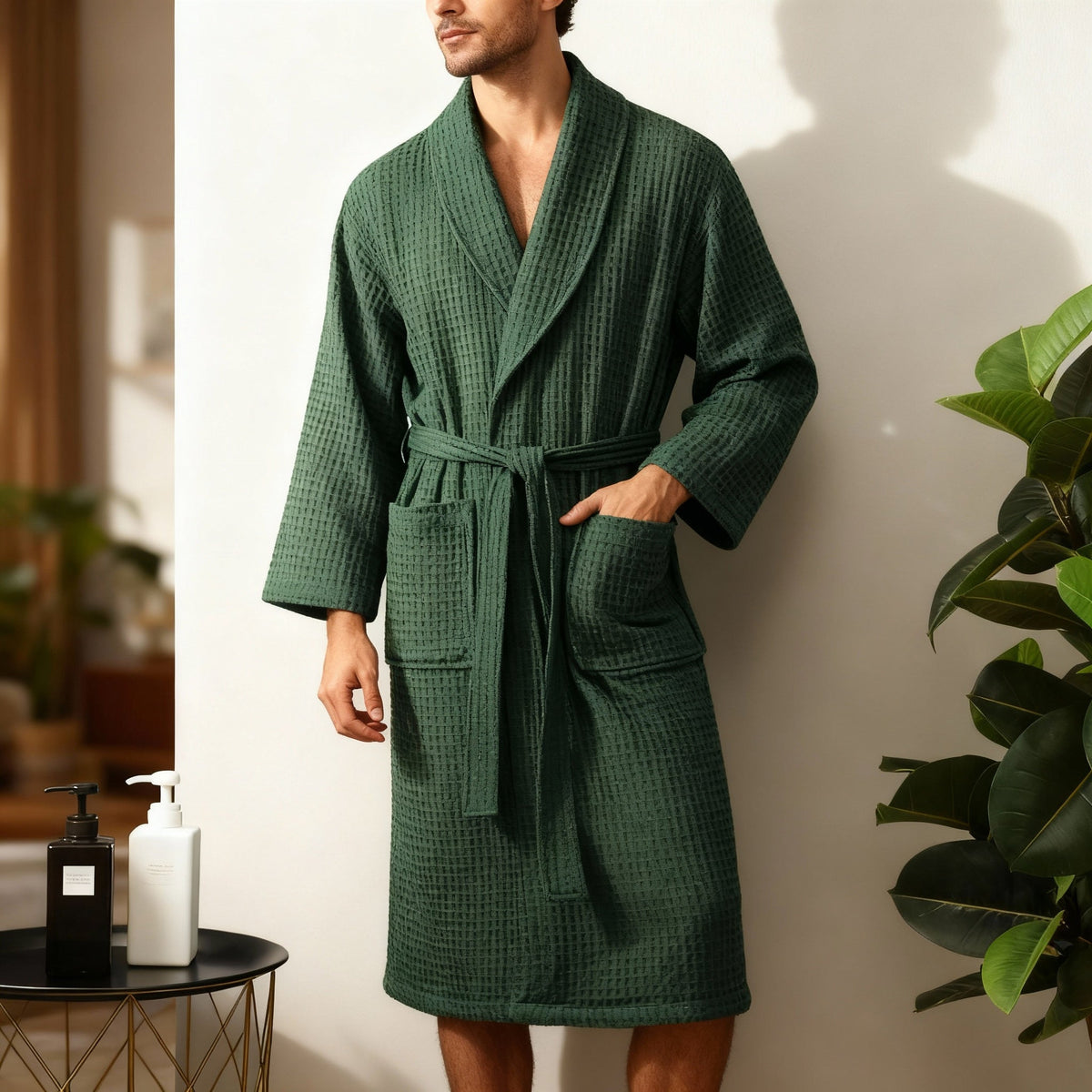 Peignoir de bain en coton gris porté avec la ceinture nouée