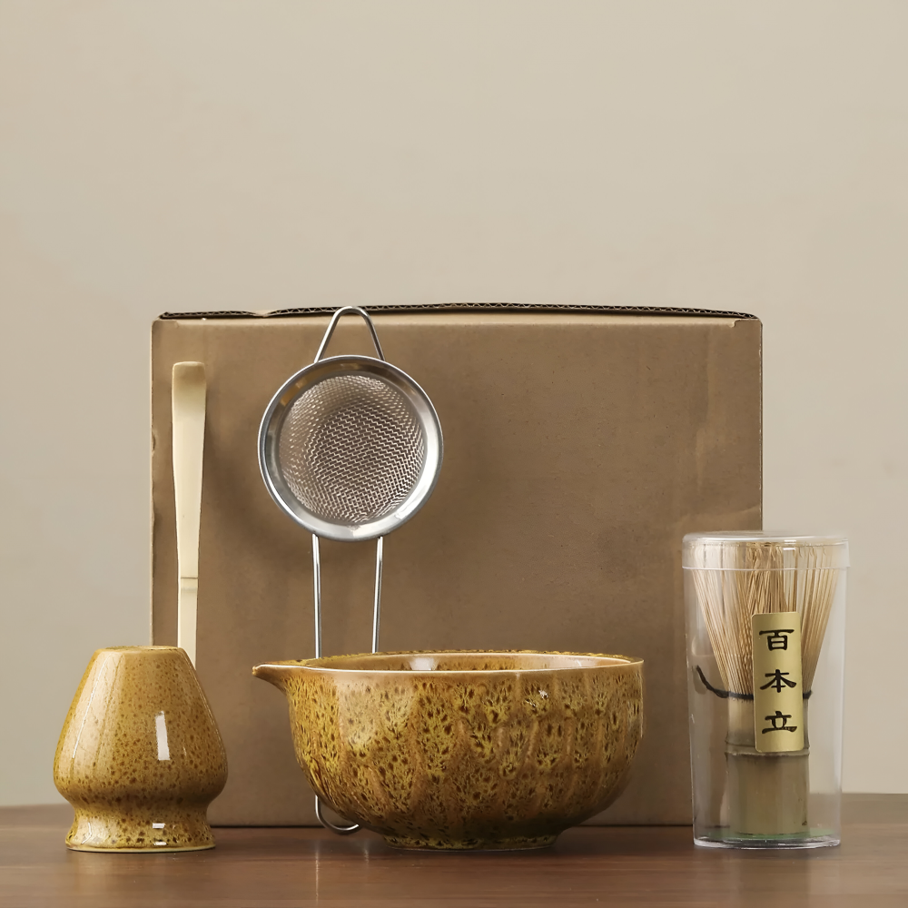 Service à matcha 5 pièces coloris jaune, avec bol en céramique et fouet en bambou