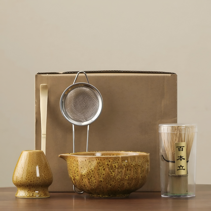 Service à matcha 5 pièces coloris jaune, avec bol en céramique et fouet en bambou