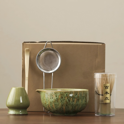 Service à matcha 5 pièces coloris vert, avec bol en céramique et fouet en bambou