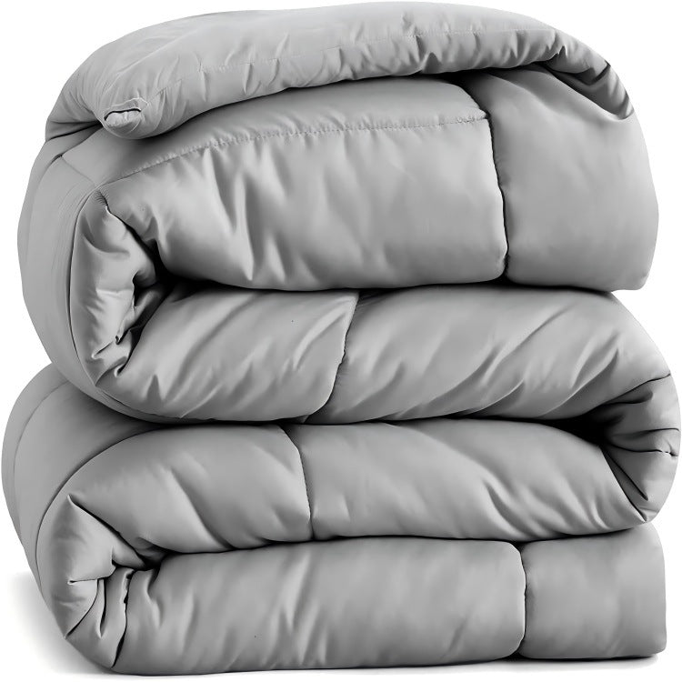 Couette légère installée sur un lit double dans une chambre