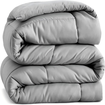 Couette légère installée sur un lit double dans une chambre