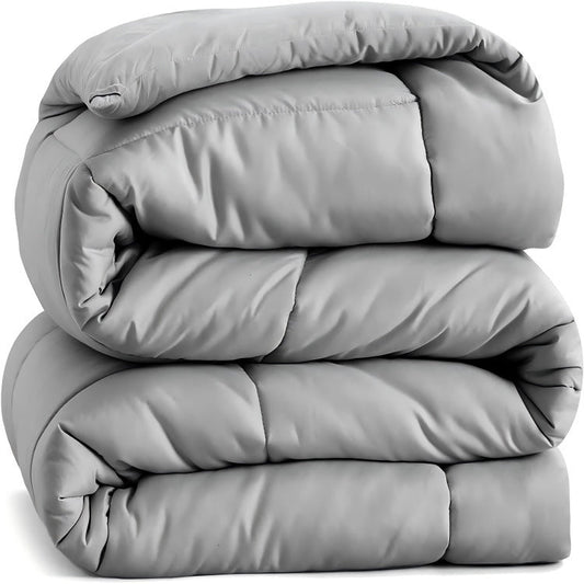 Couette légère installée sur un lit double dans une chambre