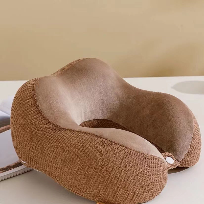 Coussin de nuque massant marron porté autour du cou